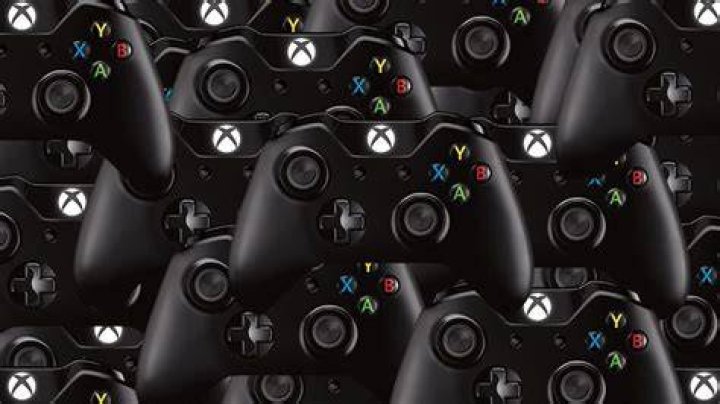 
Xbox One supports 8 controllers, PS4 only allows 4